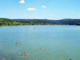 A Pécsi-tó a gátról fotózva