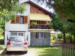 A vendégház az utcáról fotózva